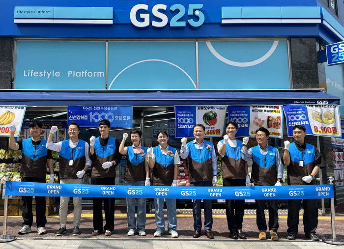 지난 31일 열린 GS25 신선강화형 매장 1000호점 ‘GS25 천안두정골든점’ 오픈식에서 정춘호 GS리테일 편의점BU장 부사장(오른쪽 네번째)과 GS25 천안두정골든점 경영주(오른쪽 5번째) 등 관계자들이 참석해 기념촬영을 하고 있다. (사진=GS리테일 제공)