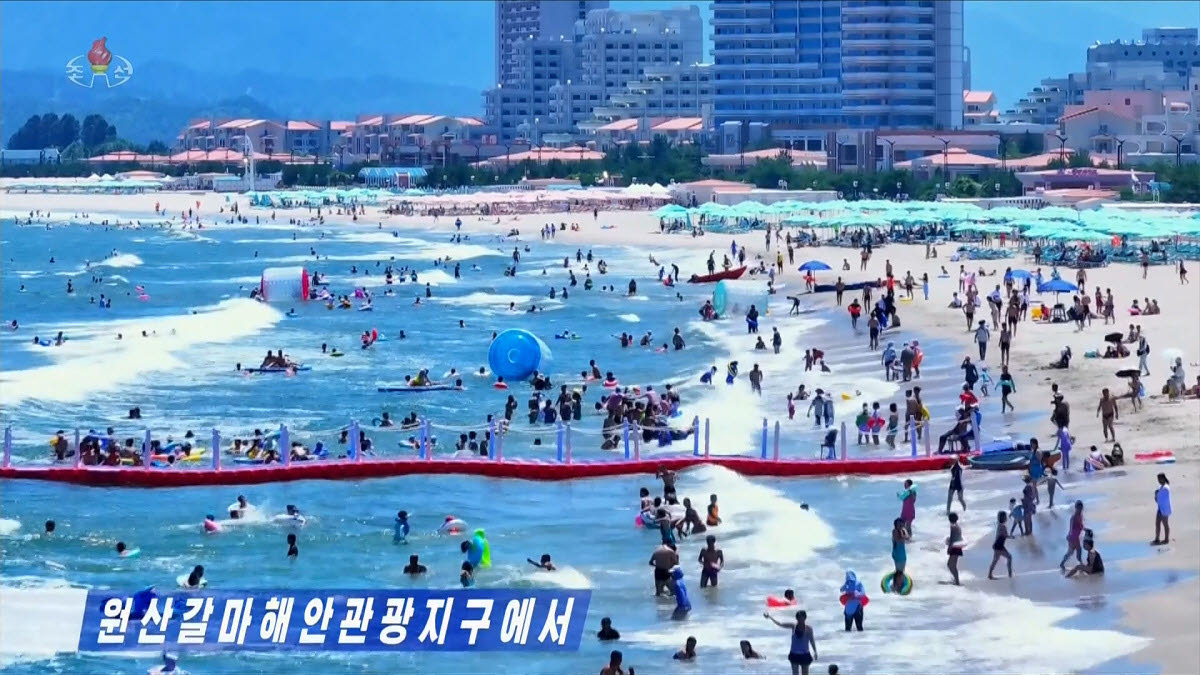 북한 조선중앙TV는 18일 '원산갈마해안관광지구'에 수많은 사람들이 찾아와 즐거운 휴식을 보내고 있다고 보도했다. [조선중앙TV=연합뉴스 제공]