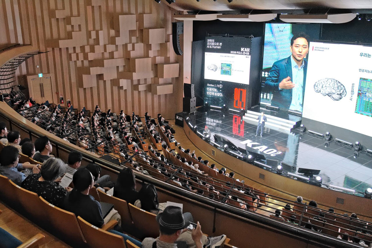 카오스재단이 지난 1일 연세대학교 백주년기념관 콘서트홀에서 진행된 2026 카오스 콘서트 ‘인긴-인간-인갼’을 성황리에 마무리했다. 최명환 서울대학교 생명과학부 교수가 강연하고 있는 모습. 사진=카오스재단