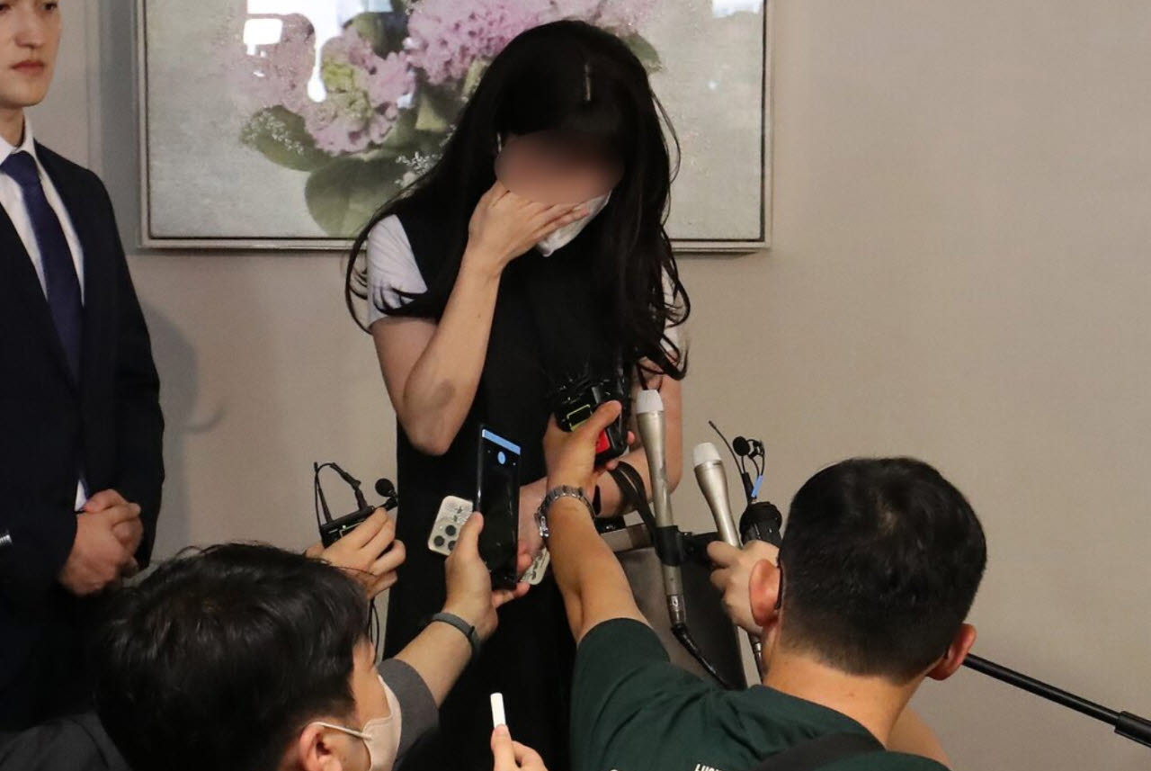 '부산 돌려차기' 사건 2심 공판이 끝난 뒤 피해자가 심경을 밝히고 있다 (사진=뉴스1)