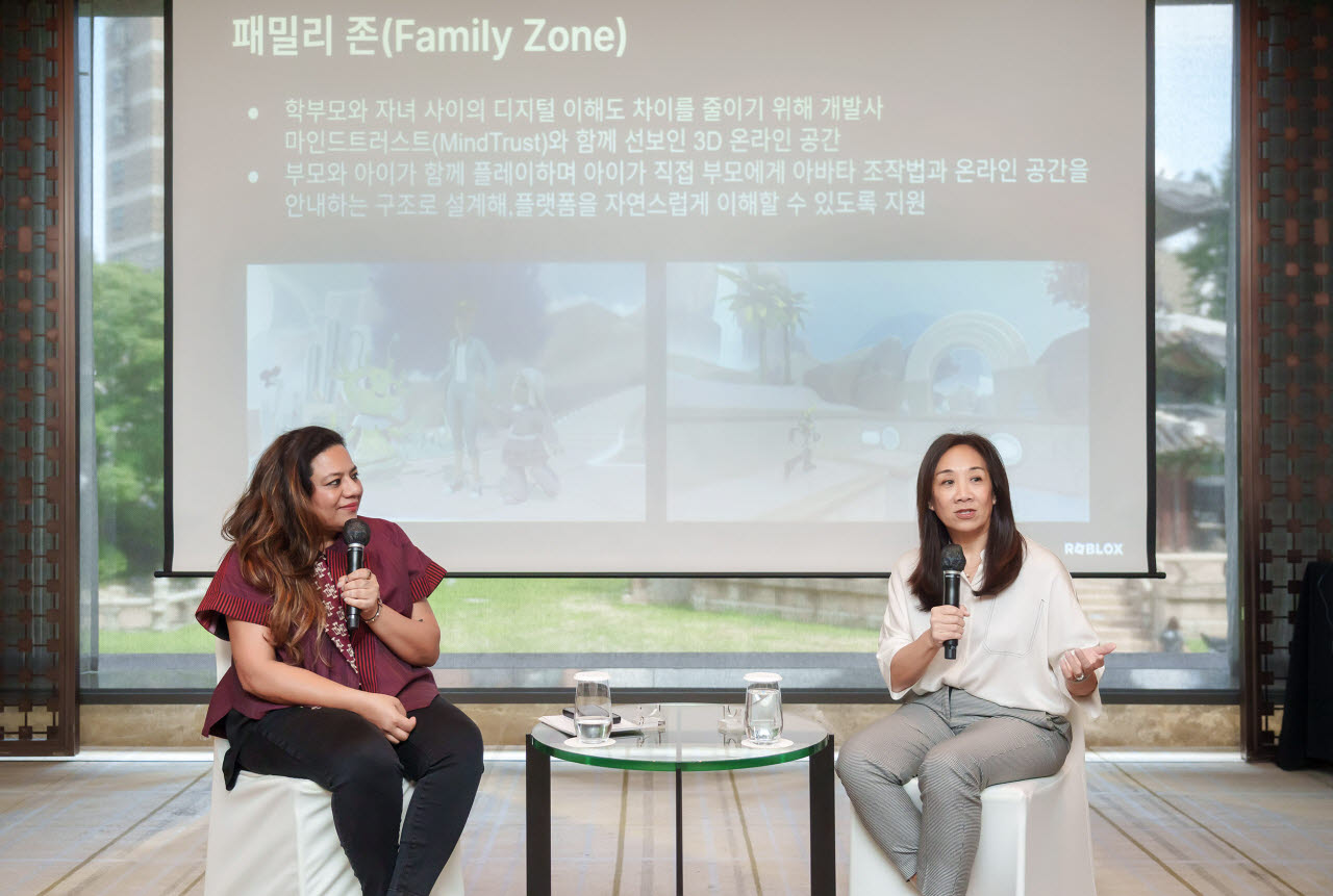 (왼쪽부터) 파프리 데브(Papri Dev) 로블록스 APAC 지역 커뮤니케이션 헤드, 타미 바우믹(Tami Bhaumik) 로블록스 시민의식 및 파트너십 부사장이 3일 기자간담회에서 부모와 자녀 사이의 디지털 이해도 격차를 줄이기 위한 3D 메타버스 공간 ‘패밀리존’을 소개하고 있다. (사진=로블록스)