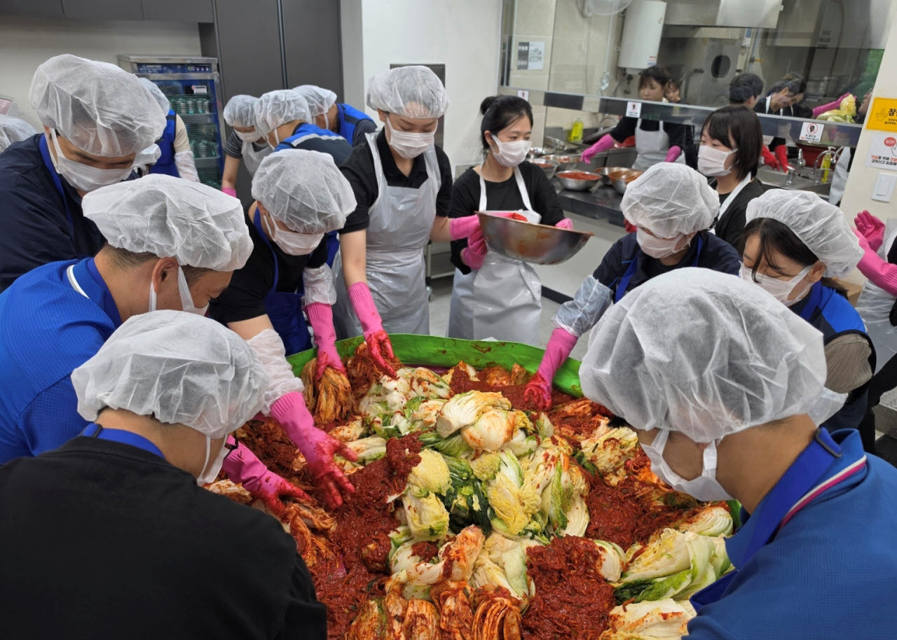 태림페이퍼 임직원들이 종이자원 수거 어르신들에게 나눌 김치를 만들고 있다. (사진=태림페이퍼)