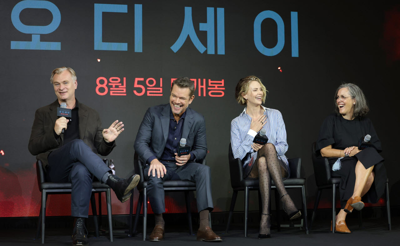 크리스토퍼 놀란 감독(왼쪽)이 3일 서울 종로구 포시즌스 호텔에서 열린 영화 ‘오디세이’ 내한 기자간담회에 참석해 샤를리즈 테론을 칭찬하고 있다.(사진=뉴스1)