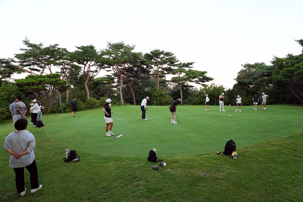 연습 그린에 모여 퍼트 연습하는 선수들.(사진=이데일리 골프in 조원범 기자)