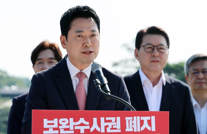 장동혁 국민의힘 대표가 3일 청와대 사랑채 앞에서 열린 현장 최고위원회의에서 형사소송법 개정안에 대한 이 대통령의 재의요구권 행사를 촉구하고 있다.(사진=연합뉴스)