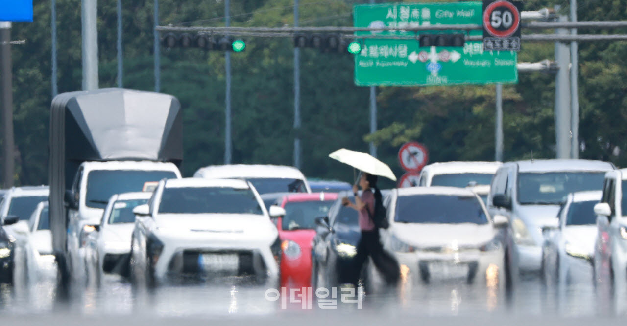 전국 대부분 지역에 폭염특보가 내려진 3일 서울 여의도 버스환승센터 앞 도로에 아지랑이가 피어오르고 있다.(사진=방인권 기자)