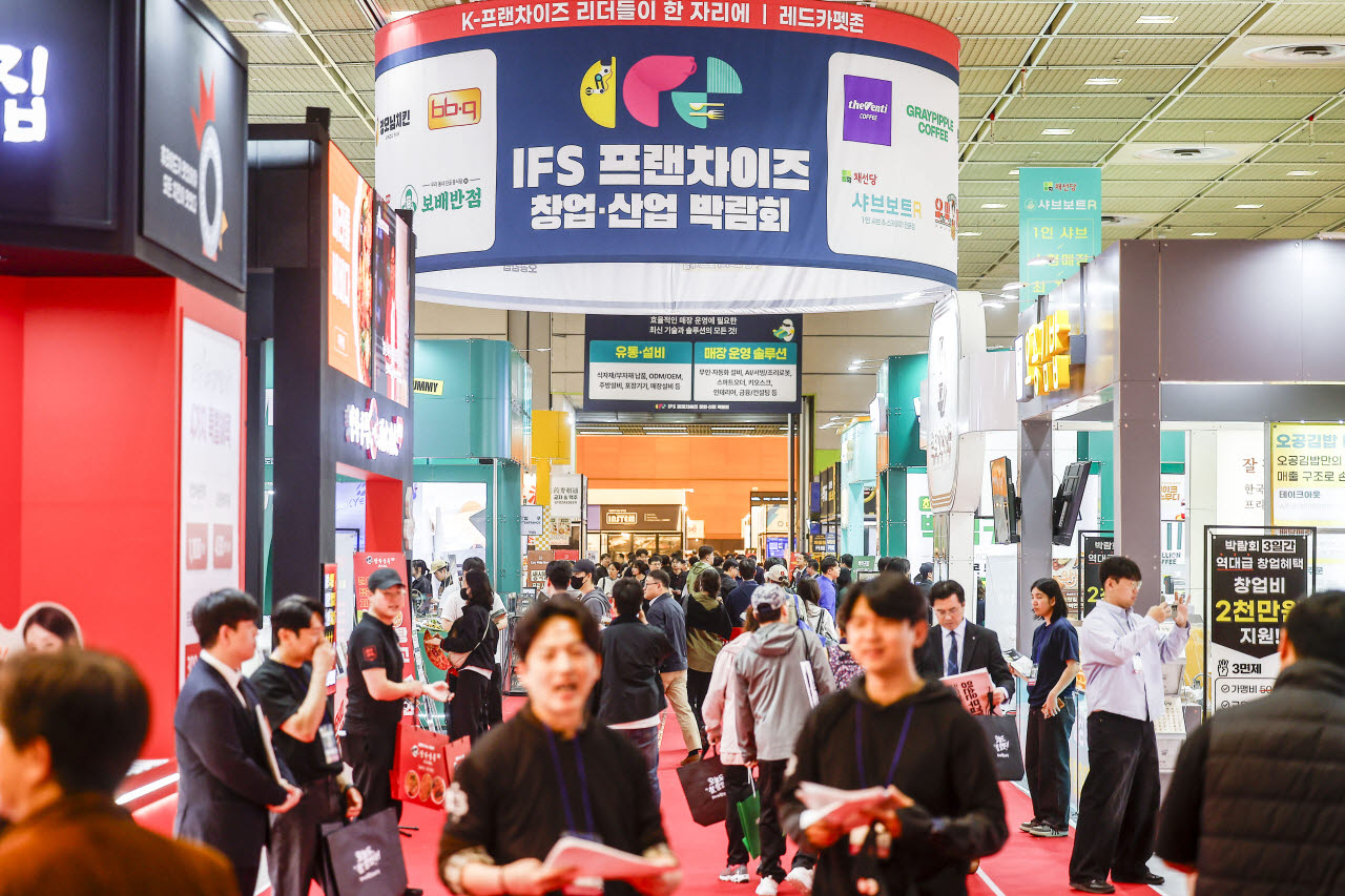 2026 상반기 IFS 프랜차이즈 창업·산업 박람회 현장에 참관객들로 붐비고 있다. (사진=뉴시스).