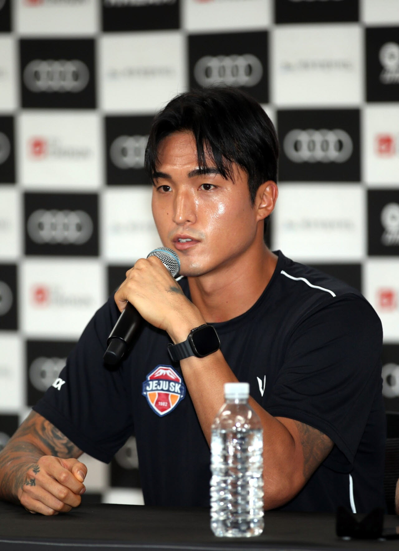 제주SK FC 골키퍼 김동준이 친선전 '아우디 풋볼 서밋 2026 제주SK FC vs FC 바이에른 뮌헨'을 하루 앞둔 3일 오후 제주 서귀포시 법환동 제주월드컵경기장에서 열린 기자회견에서 취재진의 질문에 답변하고 있다. 사진=뉴스1