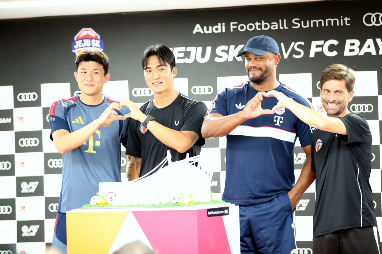 바이에른 뮌헨 김민재와 제주SK FC 김동준, 바이에른 뮌헨 뱅상 콤파니 감독, 제주SK FC 세르지우 코스타 감독(왼쪽부터)이 제주월드컵경기장 모양의 케익을 앞에 두고 기념촬영을 하고 있다. 사진=뉴스1