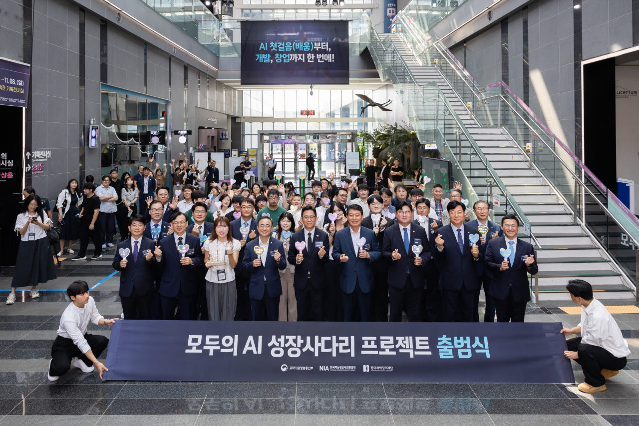 배경훈 과기정통부 장관을 비롯해 조인철·정준호·임문영 전남광주통합특별시 국회의원, 고광완 전남광주통합특별시 안전민생부시장, 김형철 한국지능정보사회진흥원장, 정우성 한국과학창의재단 이사장, 국립광주과학관 관계자와 지역 학생·청년 등이 '모두의 AI 성장사다리 프로젝트 출범식'에 함께 했다. 사진=과기정통부