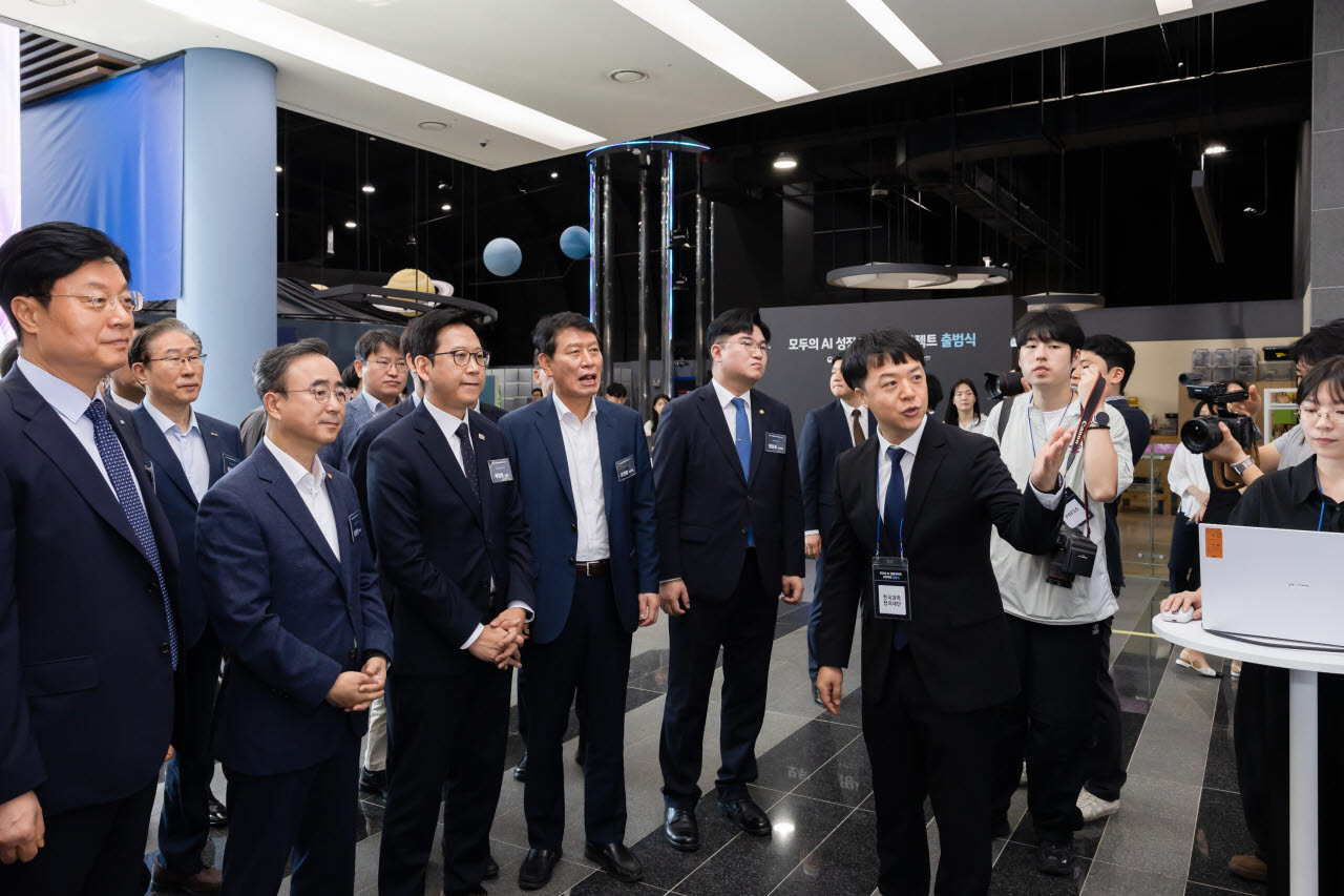 배경훈 부총리 겸 과학기술정보통신부 장관이 3일 오전 전남광주 북구 국립광주과학관에서 열린 모두의 AI 배움터, 모두의AI 실험실 및 모두의 AI 라운지 합동개소식에서 부스에서 사업 소개를 듣고 있다.