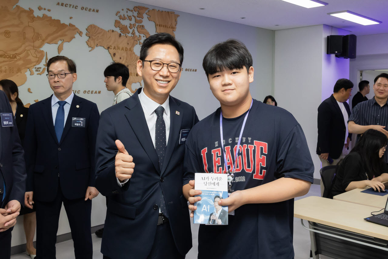 배경훈 부총리 겸 과학기술정보통신부 장관이 3일 오전 전남광주 북구 국립광주과학관에서 열린 모두의 AI 배움터, 모두의AI 실험실 및 모두의 AI 라운지 합동개소식에서 학생의 요청에 따라 책에 사인을 하고 함께 사진을 찍었다.