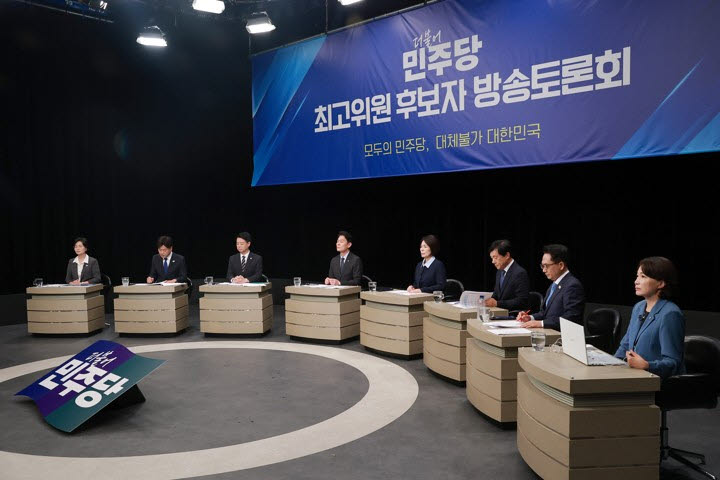 더불어민주당 최고위원 후보들이 3일 경기 부천시 OBS경인TV에서 열린 최고위원 후보자 방송토론회에 참석해 있다. 왼쪽부터 임미애·김용·김영호·한민수·최민희·이성윤·박선원·서미화 후보.(사진=연합뉴스)