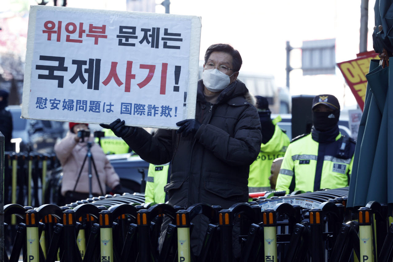 전국을 돌며 일본군 '위안부' 피해자를 상징하는 '평화의 소녀상'을 대상으로 철거 시위를 벌인 극우단체 위안부법폐지국민행동의 김병헌 대표(사진=뉴스1)