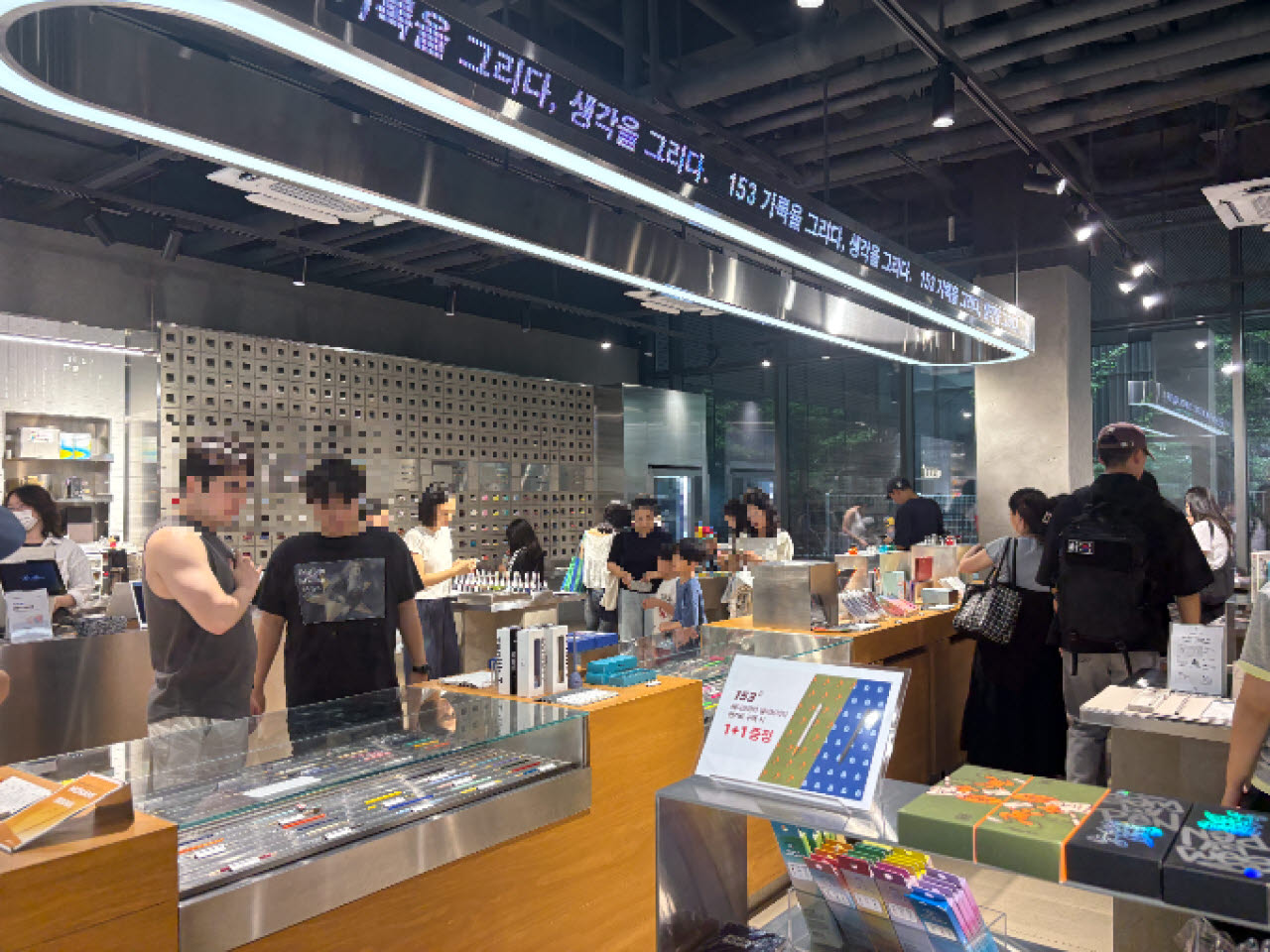지난달 31일 오후 서울 성동구 모나미스토어 성수점이 볼펜 체험을 즐기려는 고객들로 붐비고 있다. (사진=권아인 수습기자)