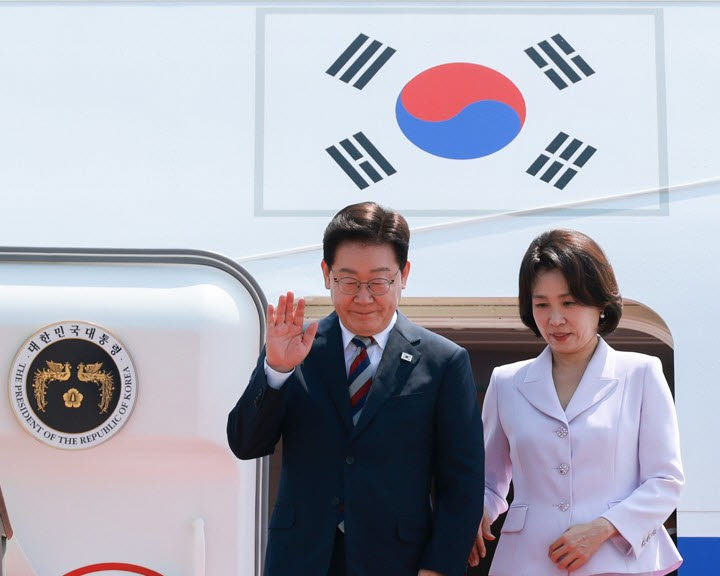 미국ㆍ남미ㆍ독일 순방을 마치고 귀국한 이재명 대통령과 김혜경 여사가 3일 성남 서울공항에 도착한 공군 1호기에서 환영객에게 인사하고 있다.(사진=연합뉴스)