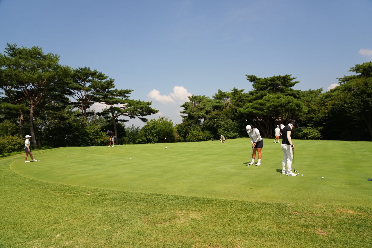 3일 강원 원주시의 센추리 21 컨트리클럽에서 열린 제2회 김효주-퍼시픽링스코리아컵 AJGA 챔피언십 with 이데일리 1라운드에서 선수들이 퍼트 연습을 하고 있다.(사진=이데일리 골프in 조원범 기자)