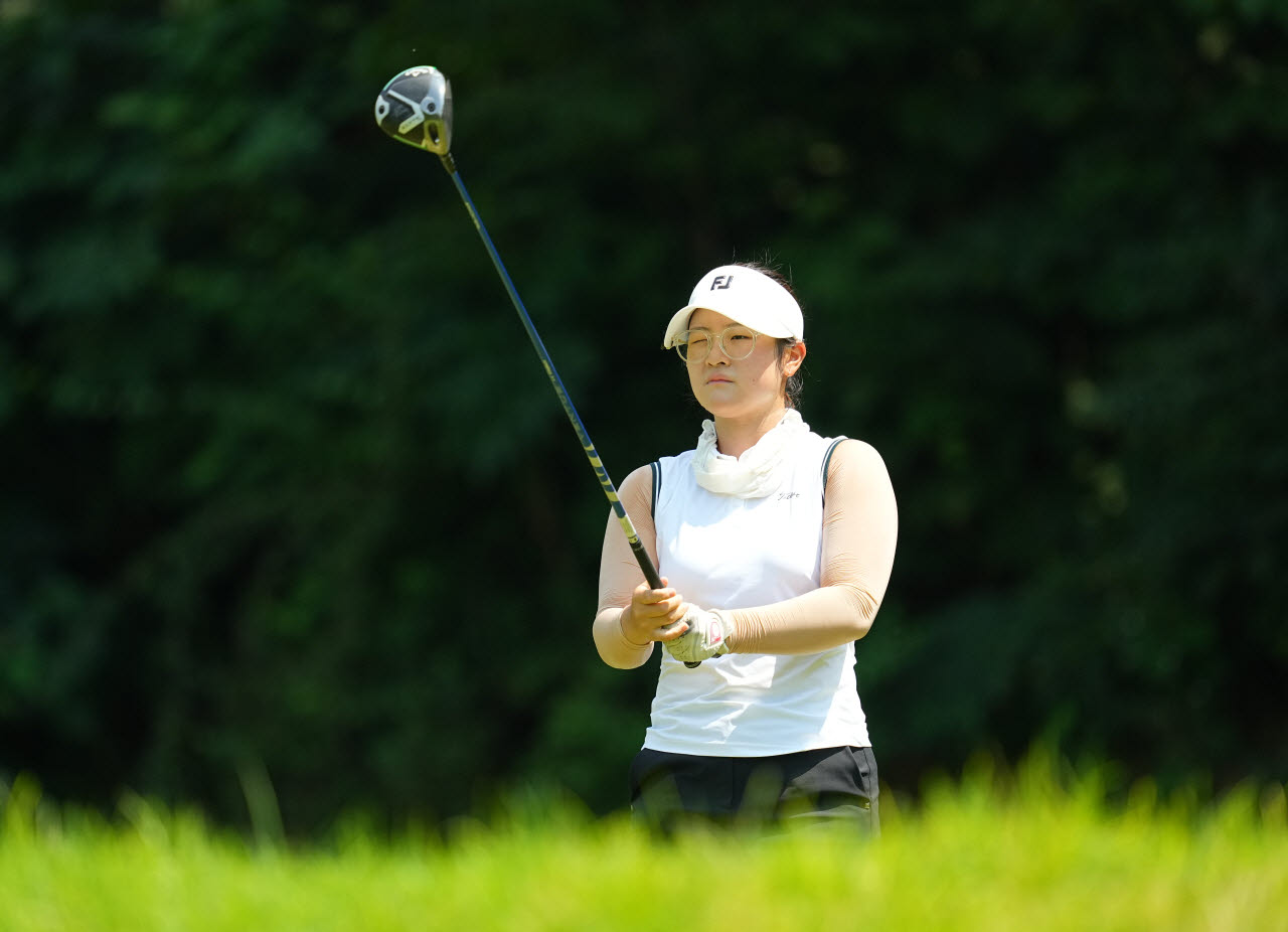 ‘신중하게, 그리고 자신 있게’ 송민지(충북 영동산업고 2학년)가 클럽을 든 채 다음 공략을 머릿속에 그리고 있다. 차분한 표정에서 흔들림 없는 집중력이 느껴진다.