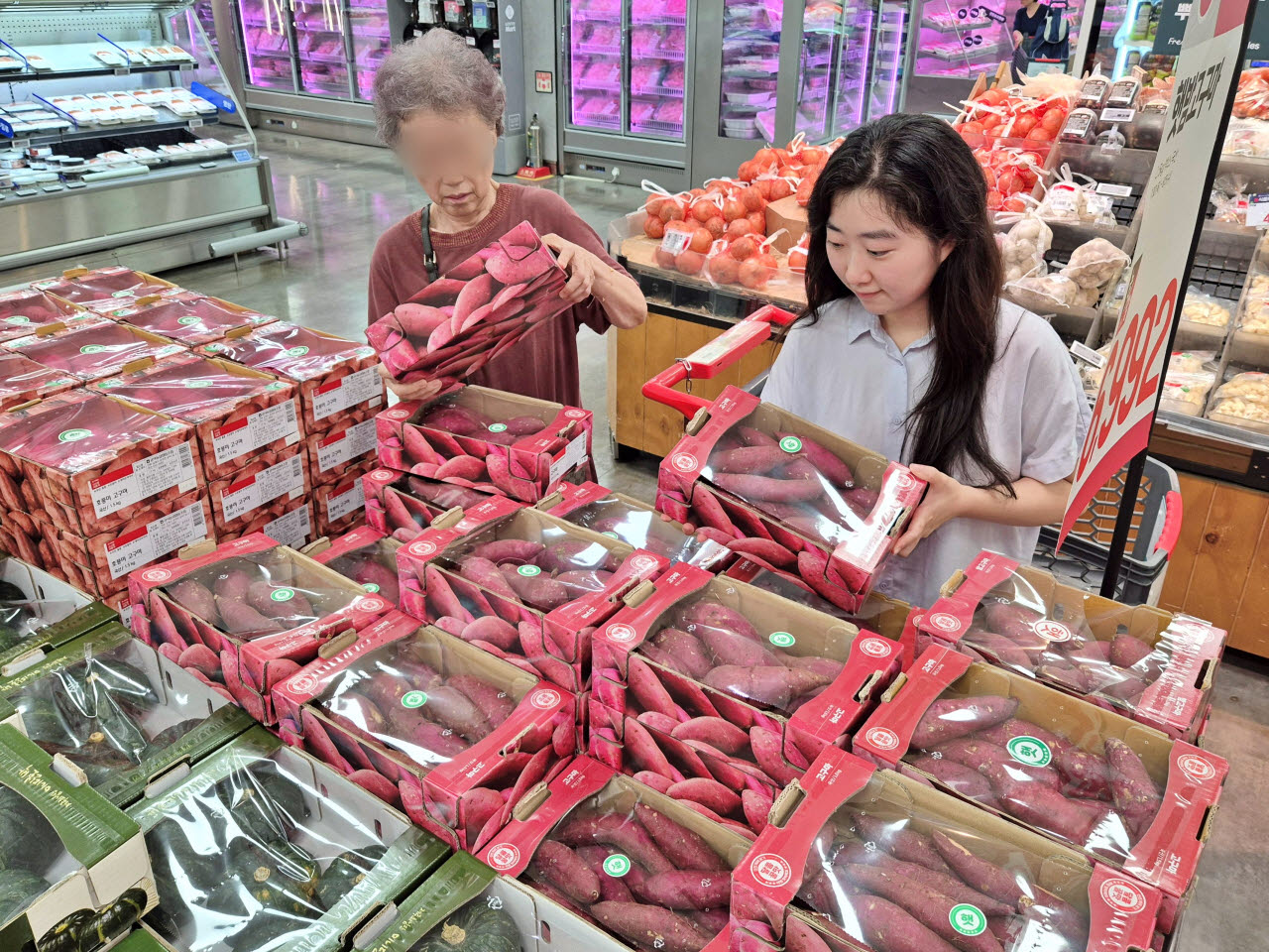 지난 3일 서울시 송파구에 위치한 롯데마트 제타플렉스 잠실점 고구마 매대에서 '햇고구마'를 구매하는 고객들의 모습 (사진=롯데마트)
