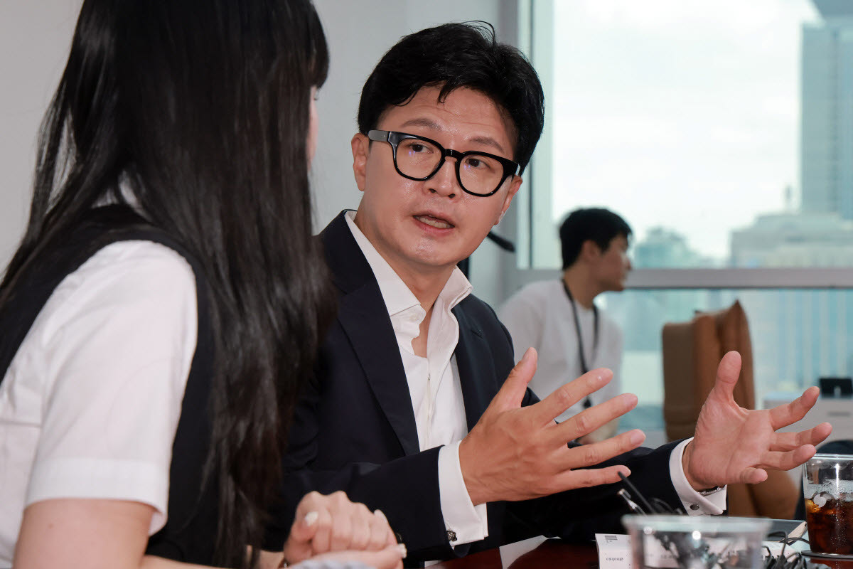 한동훈 무소속 의원이 지난달 13일 국회 의원회관 자신의 사무실에서 더불어민주당이 추진하는 검찰 보완수사권 폐지와 관련해 '부산 돌려차기' 사건 피해자와 면담한 뒤 취재진을 만나 면담 내용을 설명하고 있다 (사진=연합뉴스)