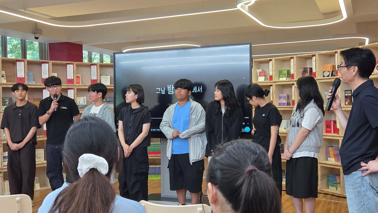'씨네숲' 특별 상영회에 참가한 청소년들이 ‘관객과의 대화’를 통해 영화 제작 과정과 촬영 경험, 작품에 담은 이야기를 시민들과 나누고 있다. (사진=영풍)
