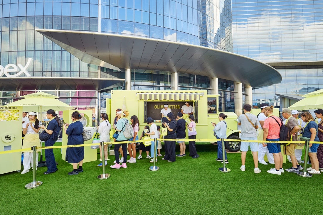 서울 강남 코엑스 광장에서 열린 ‘썸머 웰니스 스탑’ 현장에 고객들이 체험하려 줄을 서있다. (사진=CJ올리브영)