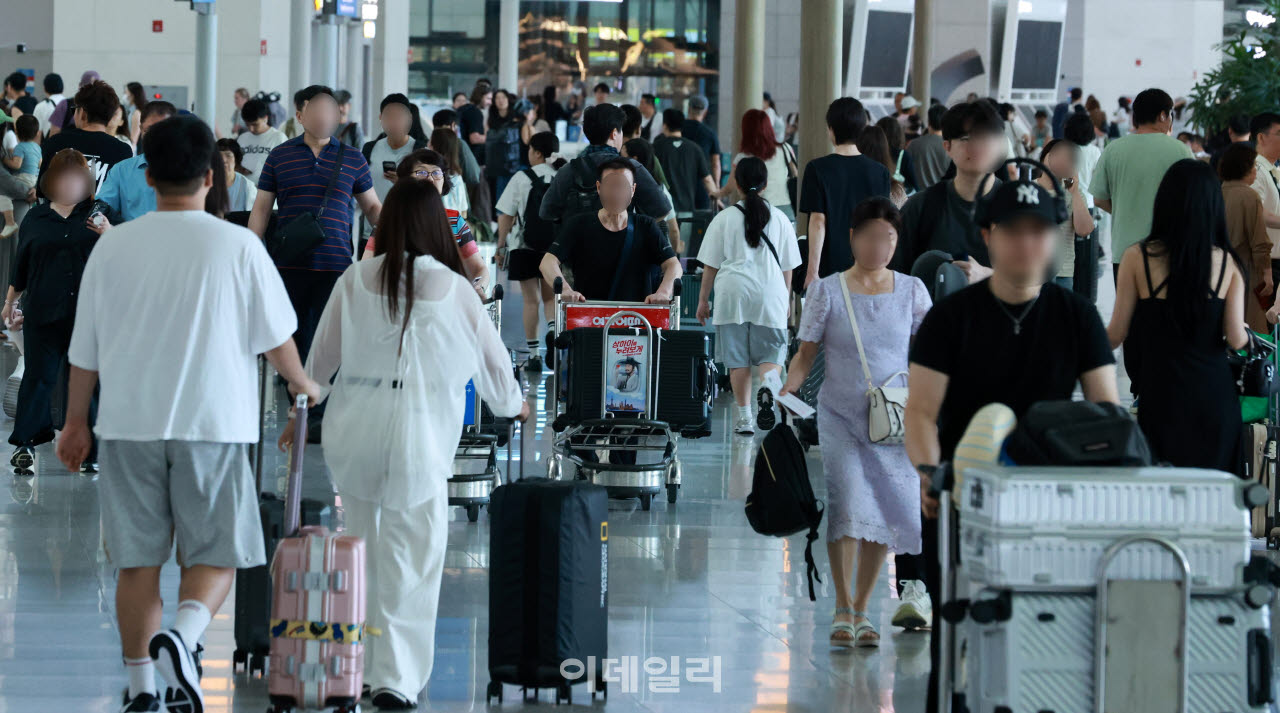 [이데일리 방인권 기자] 본격적인 휴가철인 2일 인천공항 1터미널 출국장이 시민들과 외국인들로 북적이고 있다.