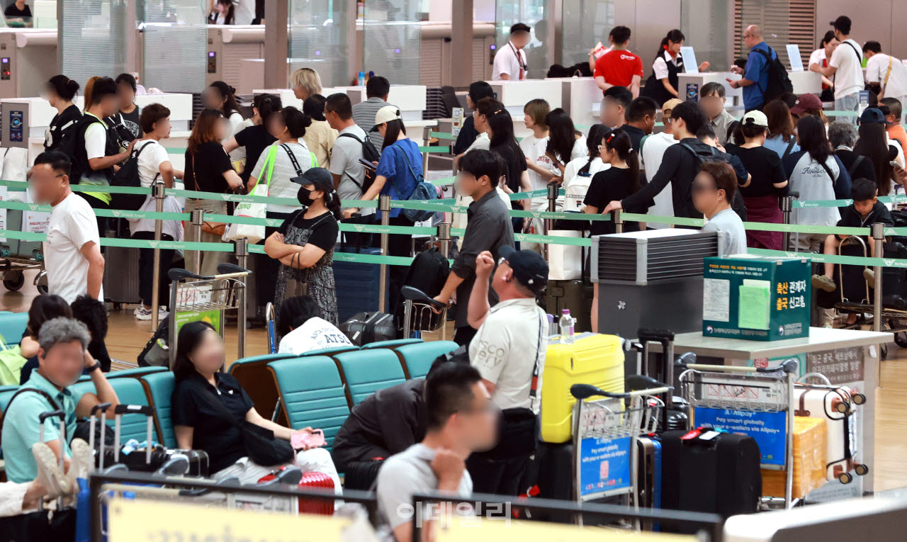 [이데일리 방인권 기자] 본격적인 휴가철인 2일 인천공항 1터미널 출국장이 시민들과 외국인들로 북적이고 있다.