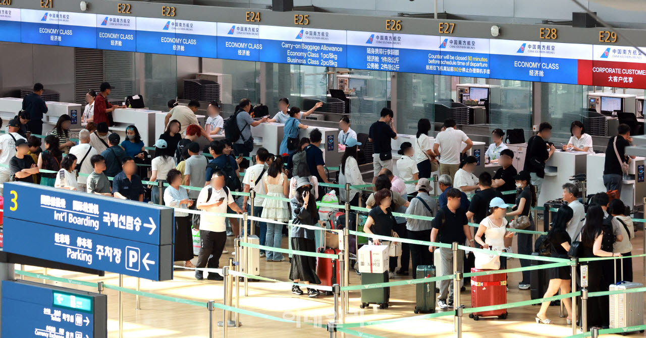 [이데일리 방인권 기자] 본격적인 휴가철인 2일 인천공항 1터미널 출국장이 시민들과 외국인들로 북적이고 있다.