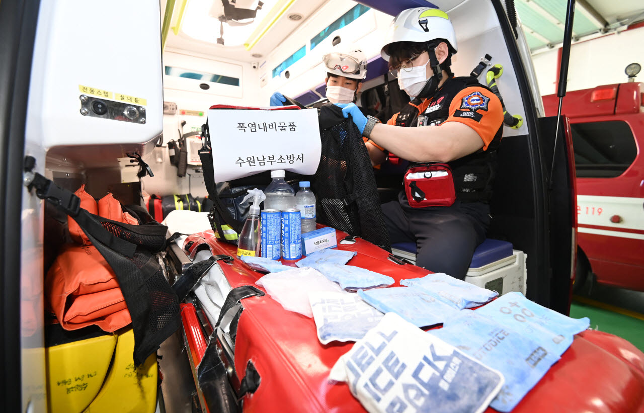 지난 6월 경기 수원시 권선구 수원남부소방서 권선119안전센터 구급대원들이 온열 질환자 발생에 대비해 구급 차량 내 얼음조끼와 아이스팩 등 폭염대비 물품을 점검하고 있다.(사진=뉴시스)