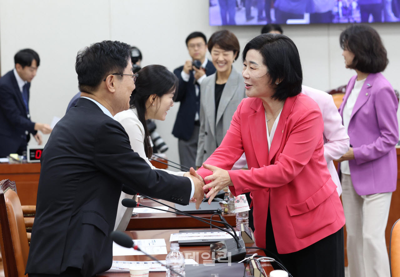 [이데일리 노진환 기자] 김희정(오른쪽) 국회 교육위원장이 4일 서울 여의도 국회에서 열린 교육위원회 전체회의에 참석, 의원들과 인사하고 있다.