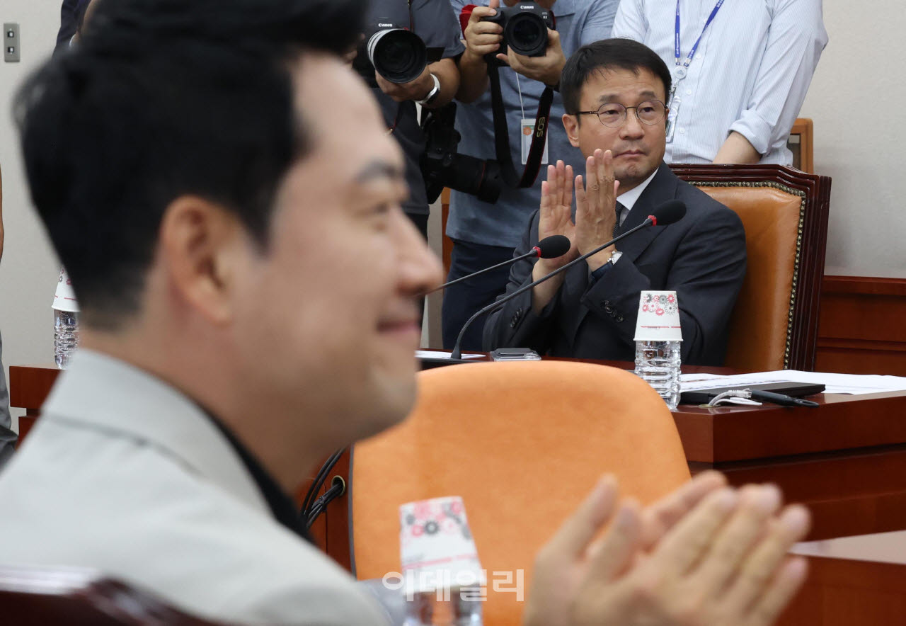 [이데일리 노진환 기자] 한병도 더불어민주당 당대표 직무대행 겸 원내대표와 장동혁 국민의힘 대표가 4일 서울 여의도 국회에서 열린 교육위원회 전체회의에 참석, 박수를 치고 있다.