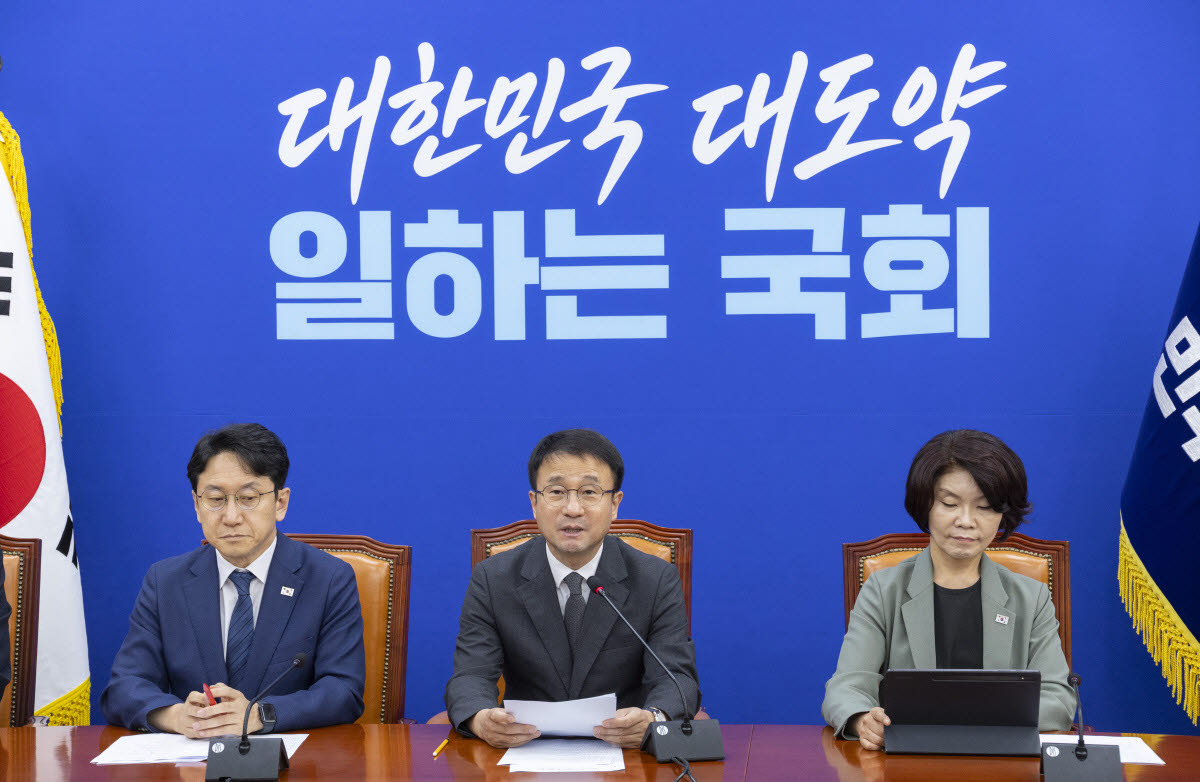 더불어민주당 한병도 당 대표 직무대행 겸 원내대표가 4일 국회에서 열린 원내대책회의에서 정부가 발표한 2026 세제 개편안과 관련해 발언하고 있다. (사진=연합뉴스)