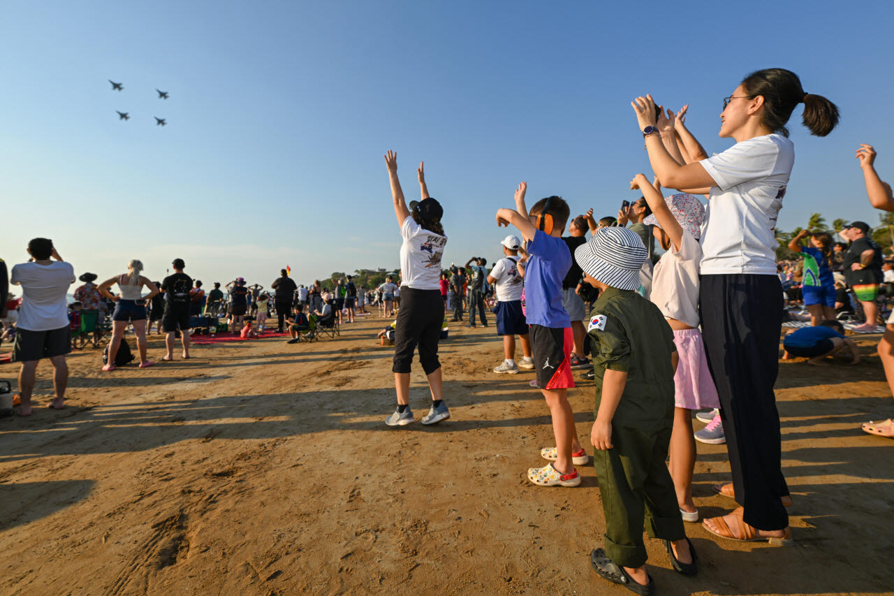 민딜비치를 찾은 호주 교민 가족이 대한민국 공군 KF-16 편대의 축하비행이 시작되자 환호하고 있다. (사진=공군)