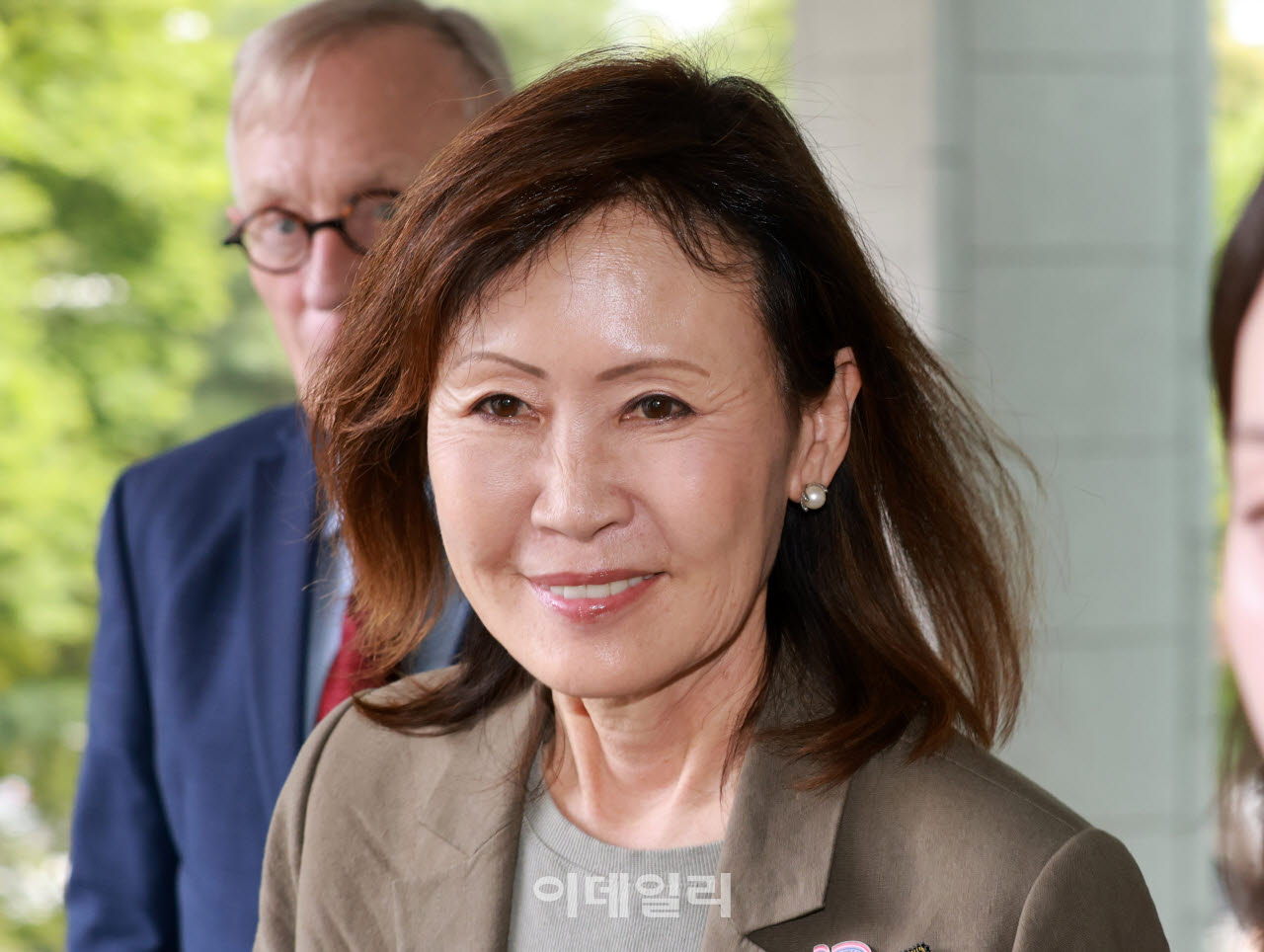 [이데일리 방인권 기자] 미셸 스틸 신임 주한미국대사가 4일 서울 종로구 정부서울청사 별관에서 조현 외교부 장관과 접견을 하기 위해 이동하고 있다.