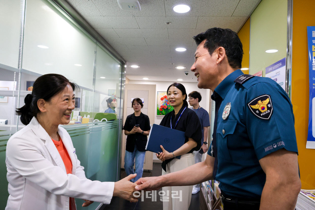 김동권 청장(오른쪽)이 경기북동부해바라기센터 관계자와 인사하고 있다.(사진=경기북부경찰청)