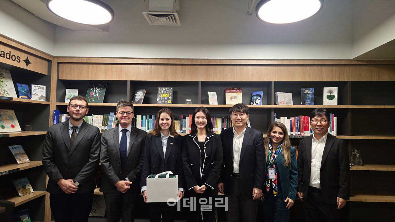 지난 7월 31일 최수연(오른쪽 네번째부터) 네이버 대표이사, 구동현 전략기획 부문장, (오른쪽 첫 번째) 네이버클라우드 김유원 대표가 칠레 정부 고위 관계자들과 미팅 후 기념사진을 촬영하고 있다.(사진=네이버)