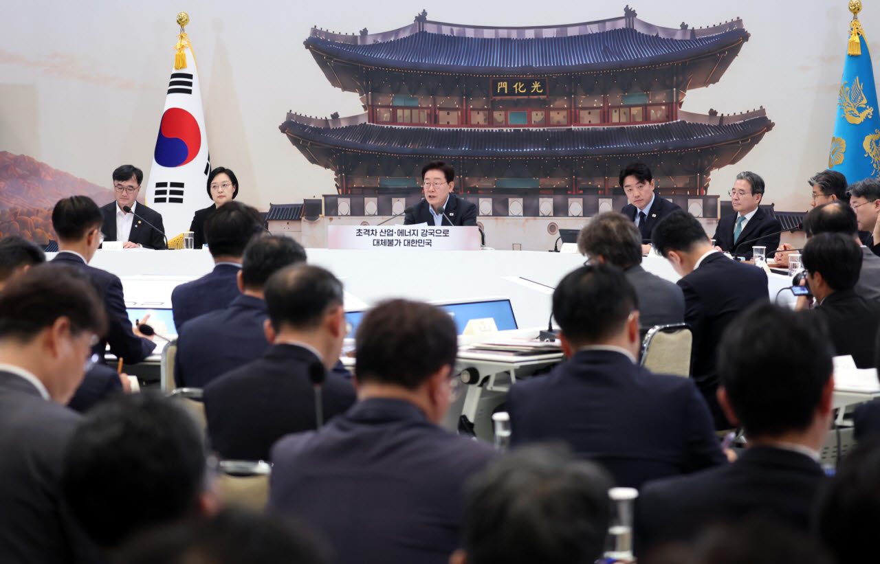 이재명 대통령이 4일 청와대 영빈관에서 열린 산업부, 지재처, 기후부, 원안위 등에 대한 부처 업무보고에서 발언을 하고 있다.(사진=뉴시스)