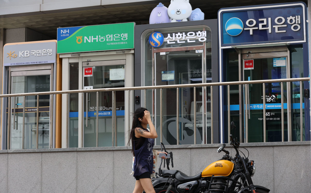 [이데일리 이영훈 기자] 한국은행의 기준금리 인상으로 2%대에 머물던 시중은행 예금금리가 3%대, 저축은행 예금금리는 4%대 진입을 앞두고 있는 가운데 4일 서울 한 ATM 앞으로 시민들이 지나가고 있다.