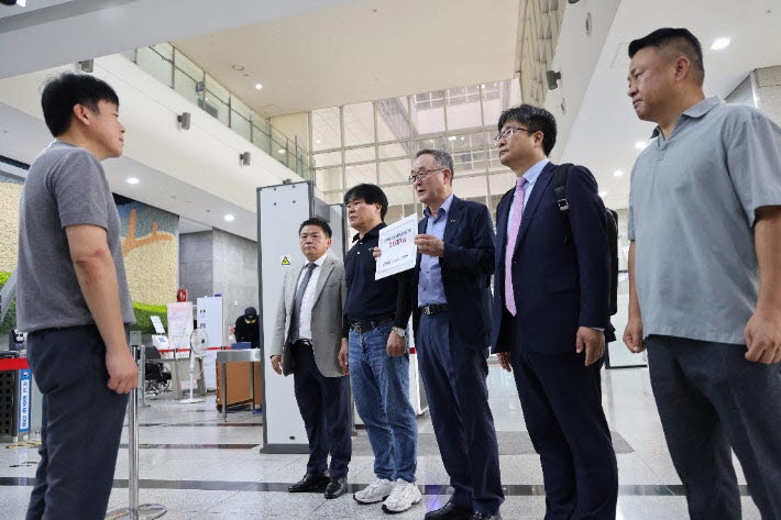 지난 달 27일 소상공인연합회가 고용노동부에 2027년 적용 최저임금안에 대한 이의제기서를 제출하고 있다. (사진=소상공인연합회)