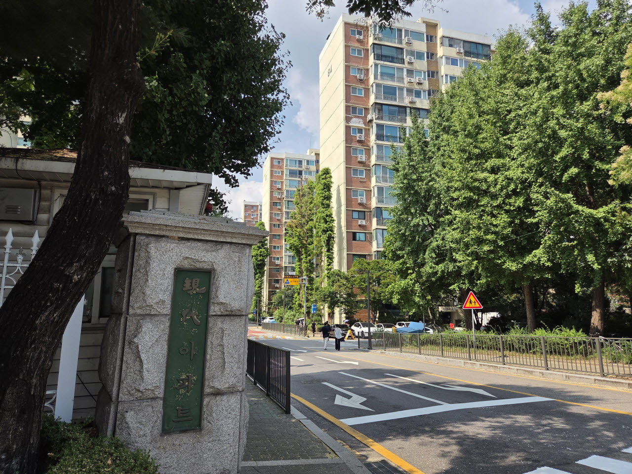 서울시 강남구 압구정동 현대아파트 입구. (사진=이다원 기자)