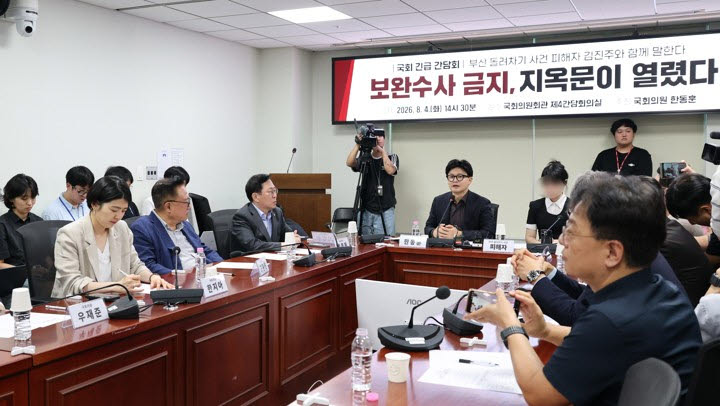 무소속 한동훈 의원이 4일 국회 의원회관에서 열린 '보완수사권 폐지 지옥문이 열렸다' 토론회에서 발언하고 있다. 한 의원 오른편은 부산 돌려차기 피해자 김진주(가명)씨. 2026.8.4(사진=공동취재/연합뉴스)
