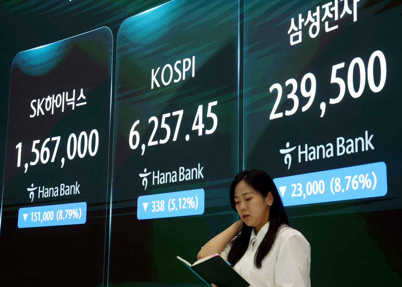 지난 3일 오후 서울 중구 하나은행 본점 딜링룸에서 딜러가 업무를 보고 있다. (사진=뉴시스)