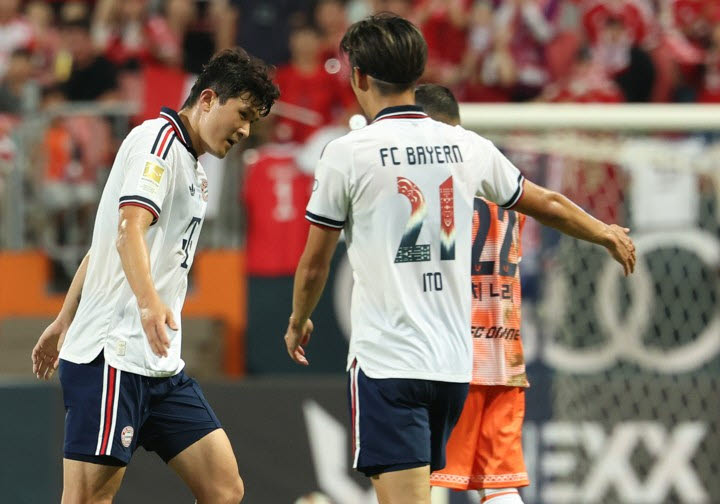 4일 제주 서귀포시 제주월드컵경기장에서 열린 '아우디 풋볼 써밋 2026 제주SK FC vs FC 바이에른 뮌헨' 경기에서 뮌헨의 김민재가 교체되고 있다. 사진=연합뉴스