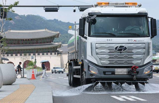 서울에 첫 폭염중대경보가 발령된 4일 서울 시내에서 종로구 도로 물청소차 작업자가 아스팔트를 식히는 살수 작업을 하고 있다. (사진=연합뉴스)