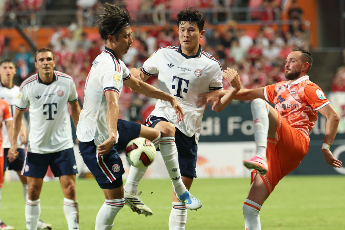 4일 제주 서귀포시 제주월드컵경기장에서 열린 '아우디 풋볼 써밋 2026 제주SK FC vs FC 바이에른 뮌헨' 경기에서 뮌헨의 이토 히로키, 김민재와 제주 치나리가 뜬 공을 두고 경합하고 있다. 사진=연합뉴스