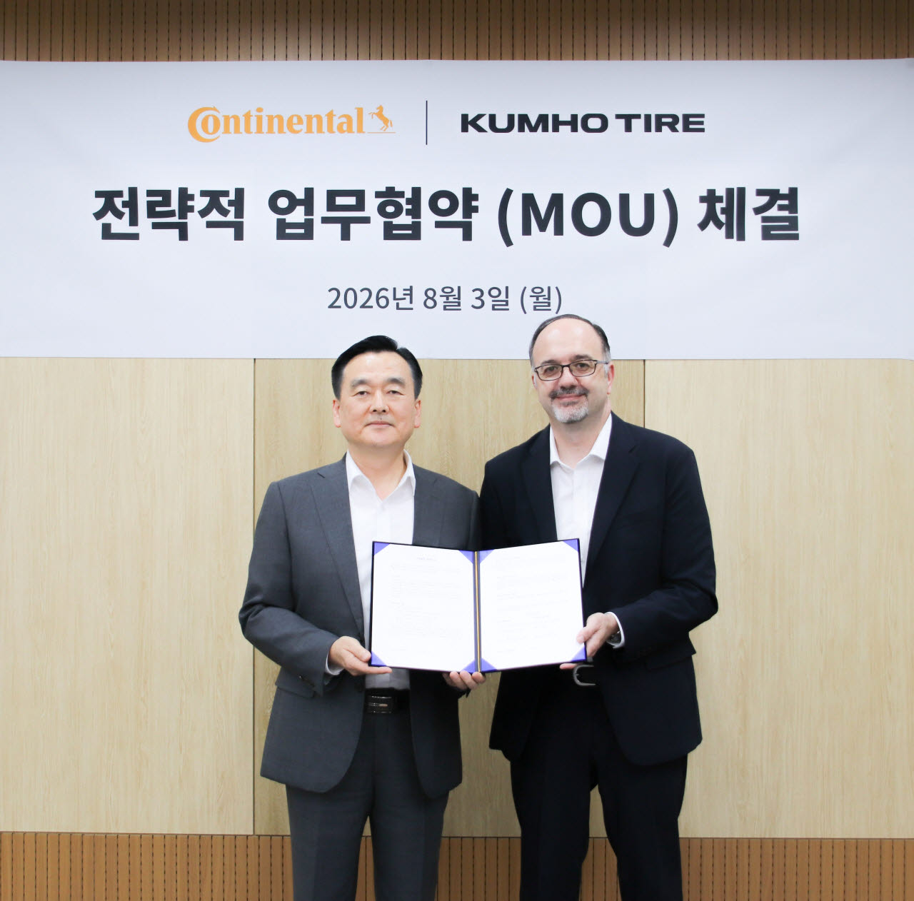 김성(왼쪽) 금호타이어 한국영업부문 상무와 니코 키리아조폴리스 콘티넨탈타이어코리아 교체타이어 부문 대표가 지난 3일 전략적 업무협약(MOU) 체결 후 기념촬영하고 있다. (사진=금호타이어)