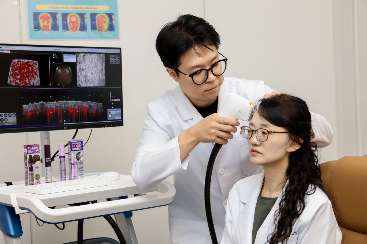 지난달 29일 서울 강서구 마곡동 LG생활건강 체형연구실에서 연구원이 두피 진단 장비로 헤어라인 부위의 두피 상태를 측정하고 있다. (사진=LG생활건강)