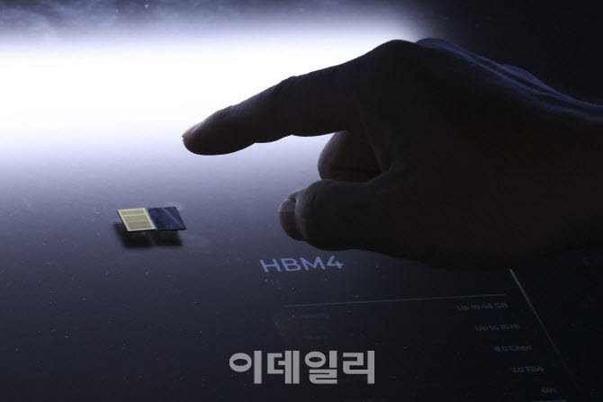 SK하이닉스의 6세대 고대역폭메모리(HBM4) 실물.(사진=이영훈 기자)