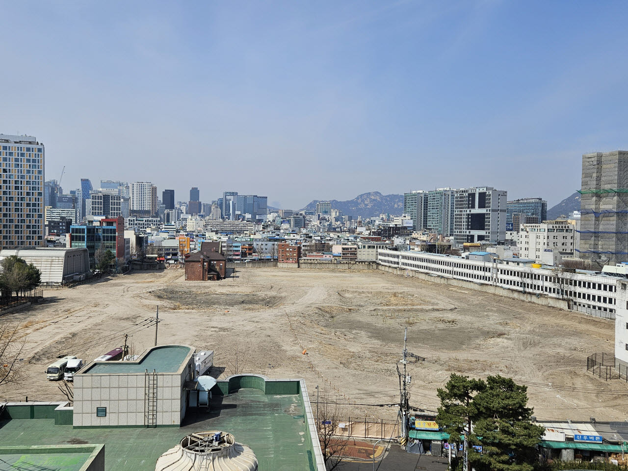 지난 3월 국립중앙의료원 연구동에서 바라본 서울 중구 방산동 국립중앙의료원 신축 예정 부지. 일각에서는 국립중앙의료원 신축 건물이 국립의전원의 핵심 임상교육 기반이 될 수 있을 것이라는 주장이 제기된다.(사진=안치영 기자)